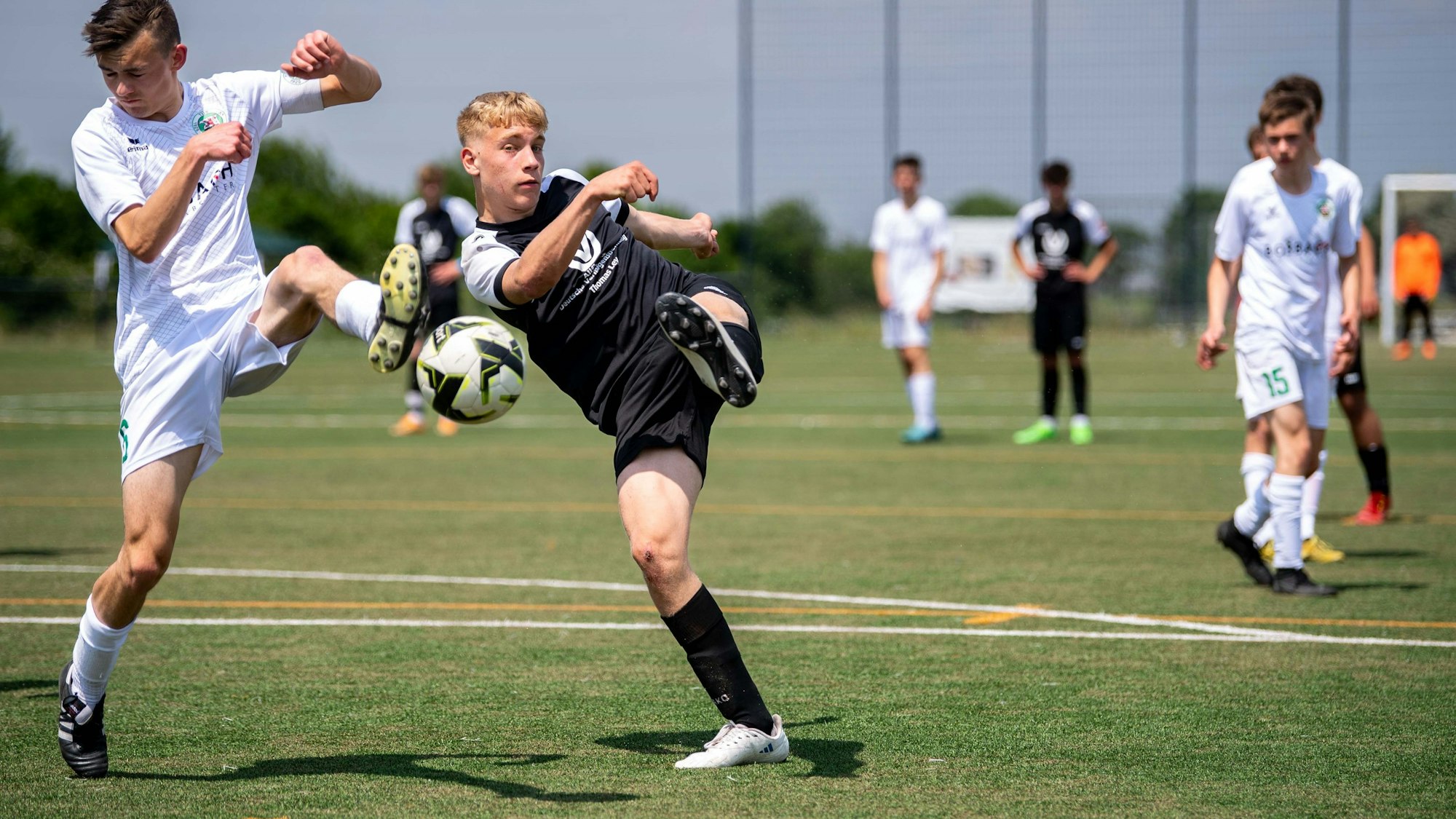 Stotzheims Julian Seliger schießt den Ball, wird aber von seinem Gegner geblockt.