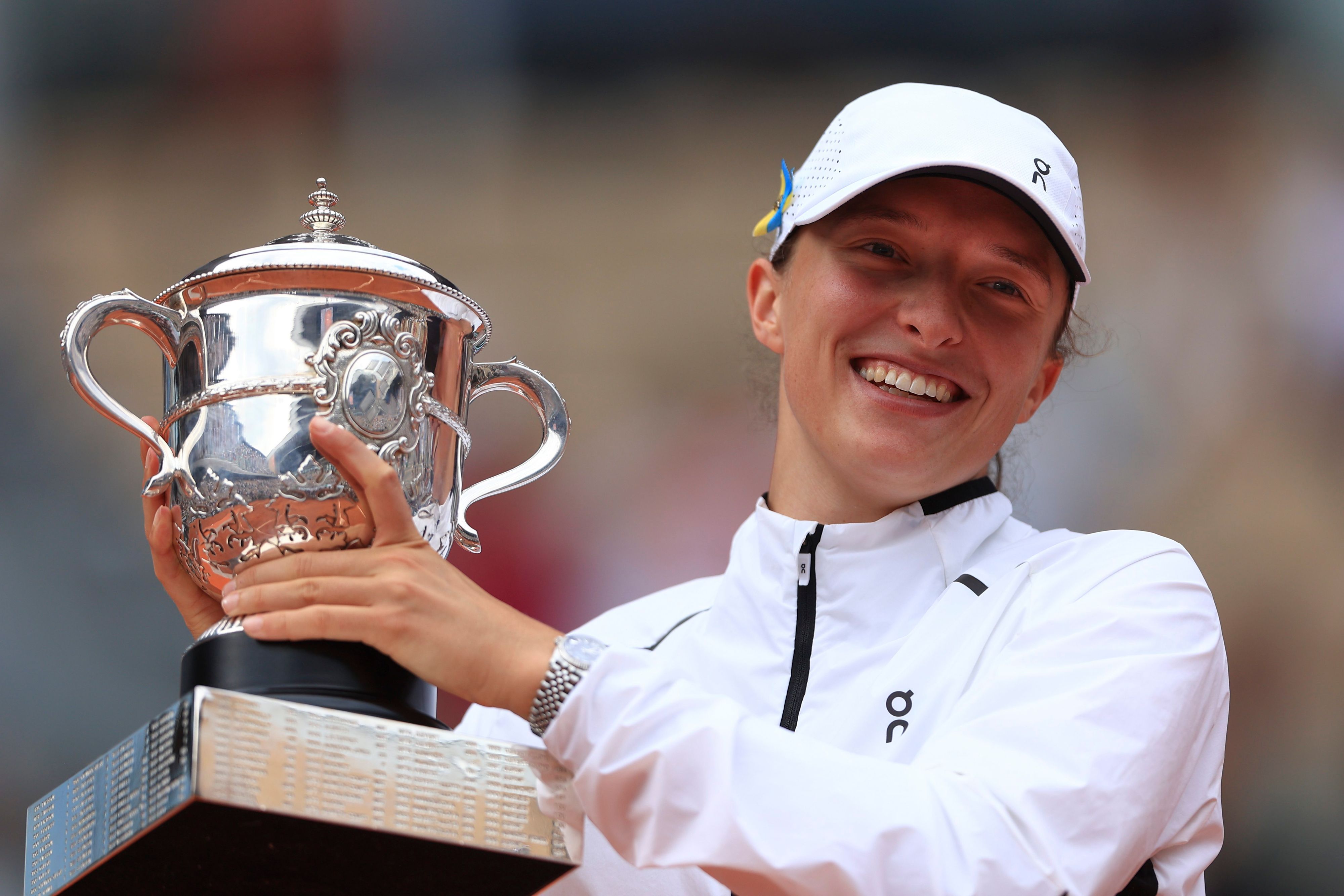 Poland's Iga Swiatek celebrates winning the women's final match of the French Open tennis tournament against Karolina Muchova of the Czech Republic in three sets, 6-2, 5-7, 6-4, at the Roland Garros stadium in Paris, Saturday, June 10, 2023. (AP Photo/Aurelien Morissard)
