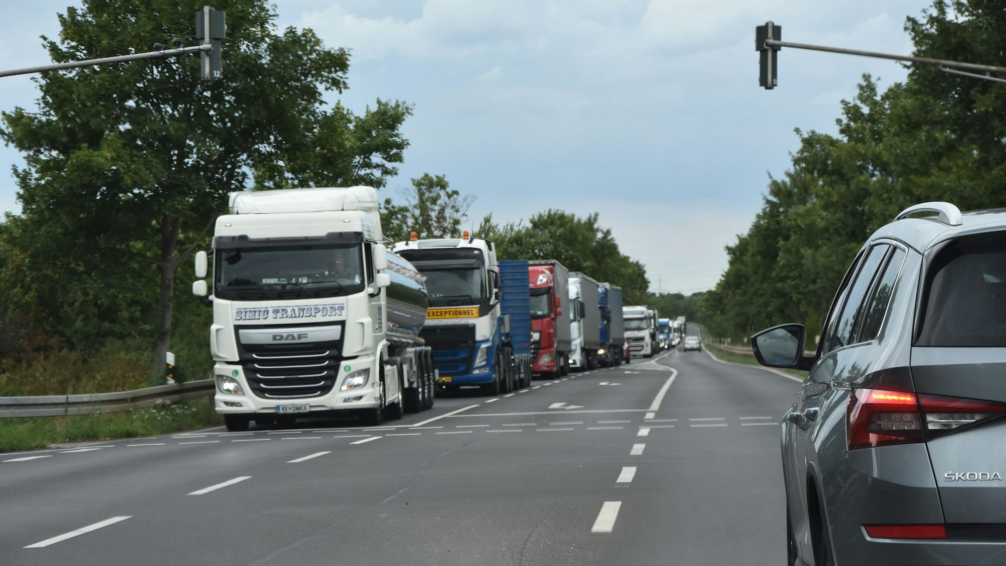 Auf der B 477 bildet sich ein langer Stau..