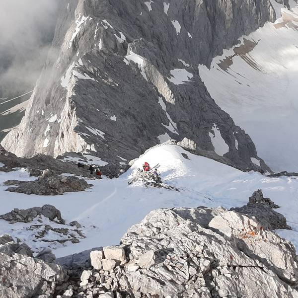 Garmisch-Partenkirchen: Bergretter der Bergwacht Grainau sind am 9. Juni im Einsatz, nachdem ein Bergsteiger an der Zugspitze abgestürzt und gestorben ist.