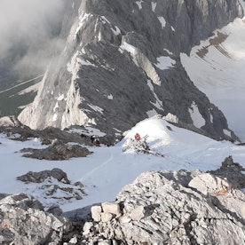 Garmisch-Partenkirchen: Bergretter der Bergwacht Grainau sind am 9. Juni im Einsatz, nachdem ein Bergsteiger an der Zugspitze abgestürzt und gestorben ist.