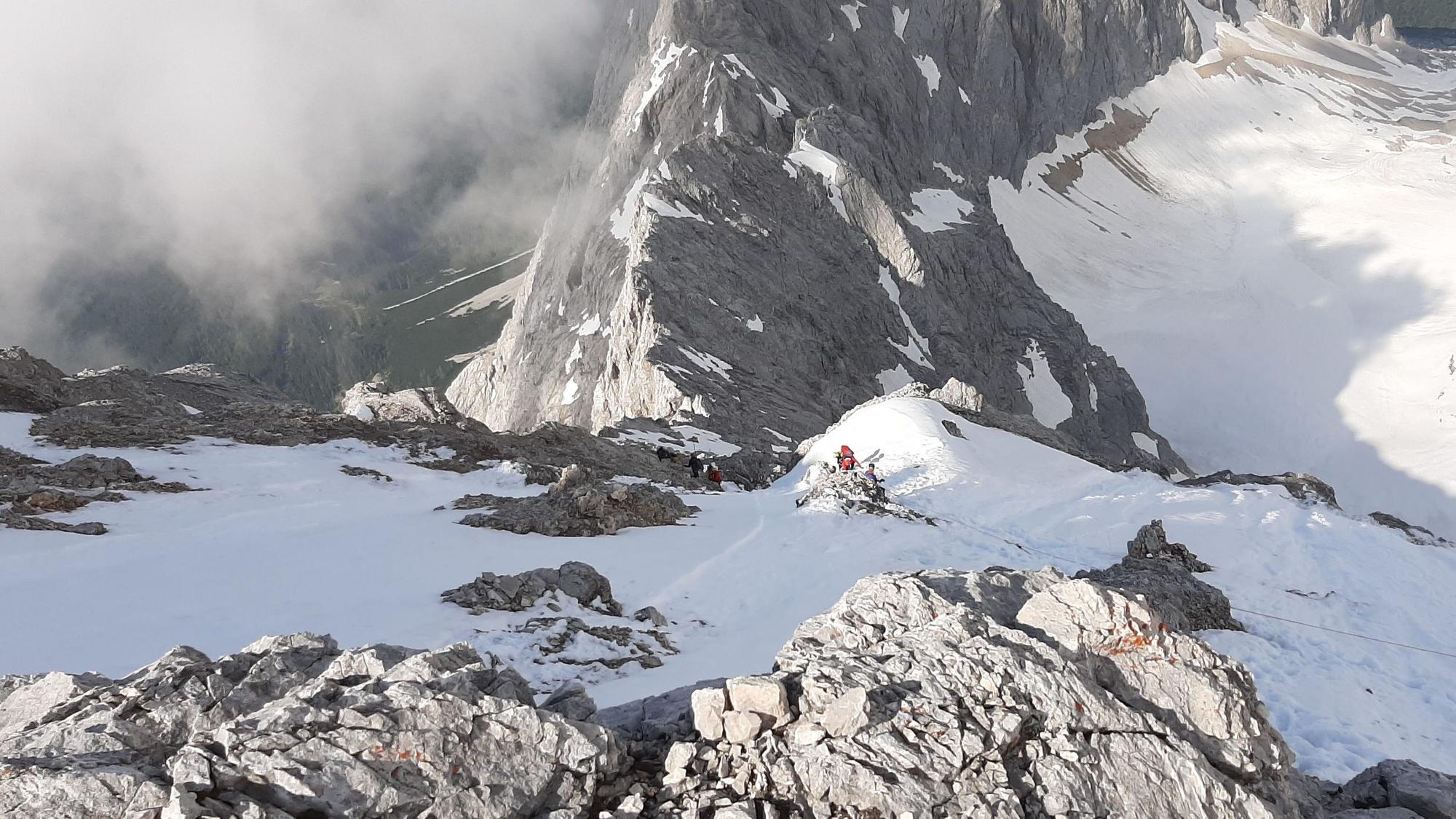 Garmisch-Partenkirchen: Bergretter der Bergwacht Grainau sind am 9. Juni im Einsatz, nachdem ein Bergsteiger an der Zugspitze abgestürzt und gestorben ist.