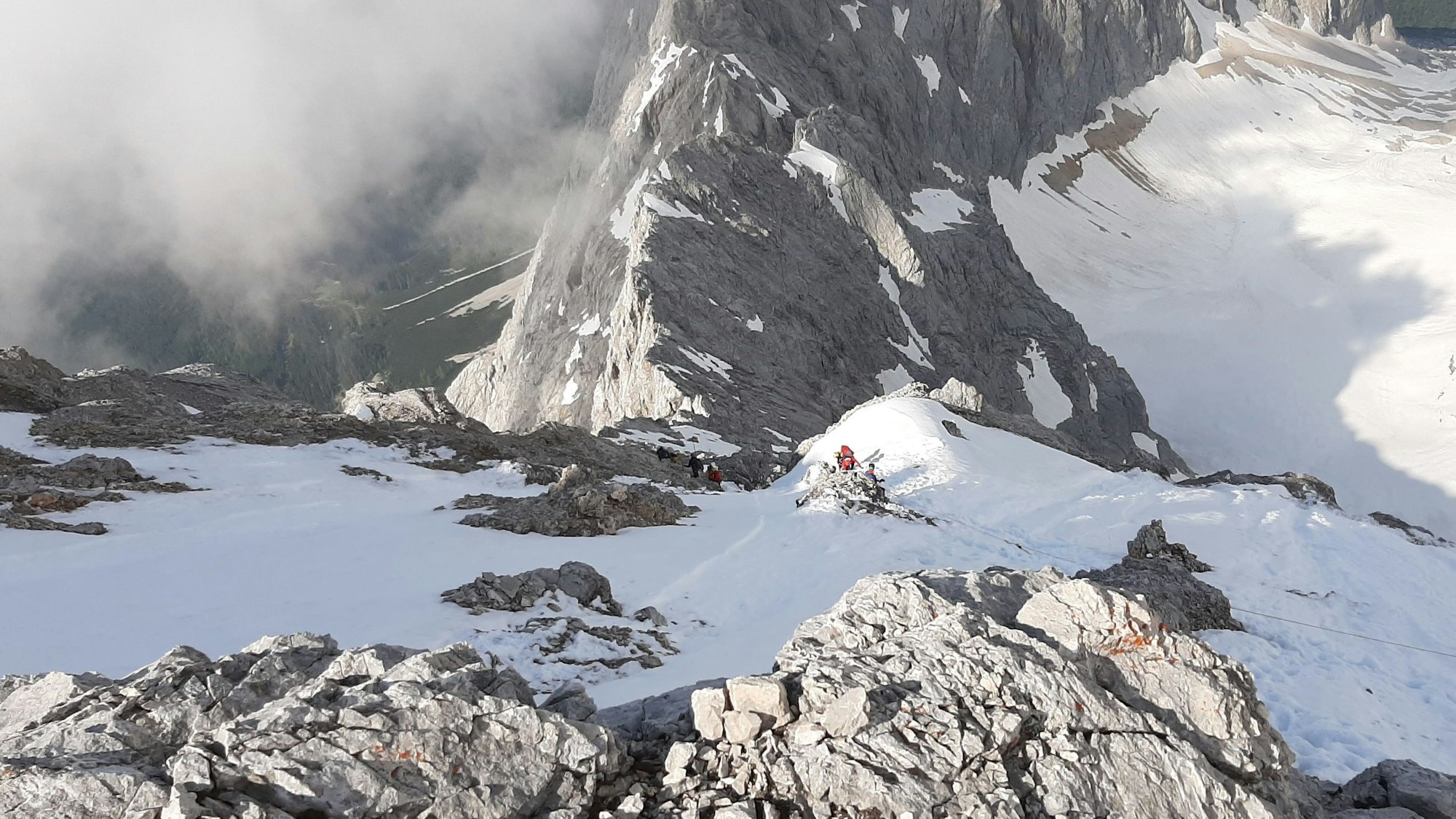 Garmisch-Partenkirchen: Bergretter der Bergwacht Grainau sind am 9. Juni im Einsatz, nachdem ein Bergsteiger an der Zugspitze abgestürzt und gestorben ist.