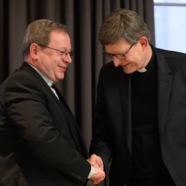 Georg Bätzing (links), Bischof von Limburg und Vorsitzender der Deutschen Bischofskonferenz, und Rainer Maria Kardinal Woelki, Erzbischof von Köln.