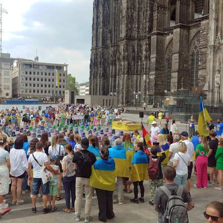 10.6.2023:Kundgebung des Blau-Gelben Kreuzes vor dem Kölner Dom