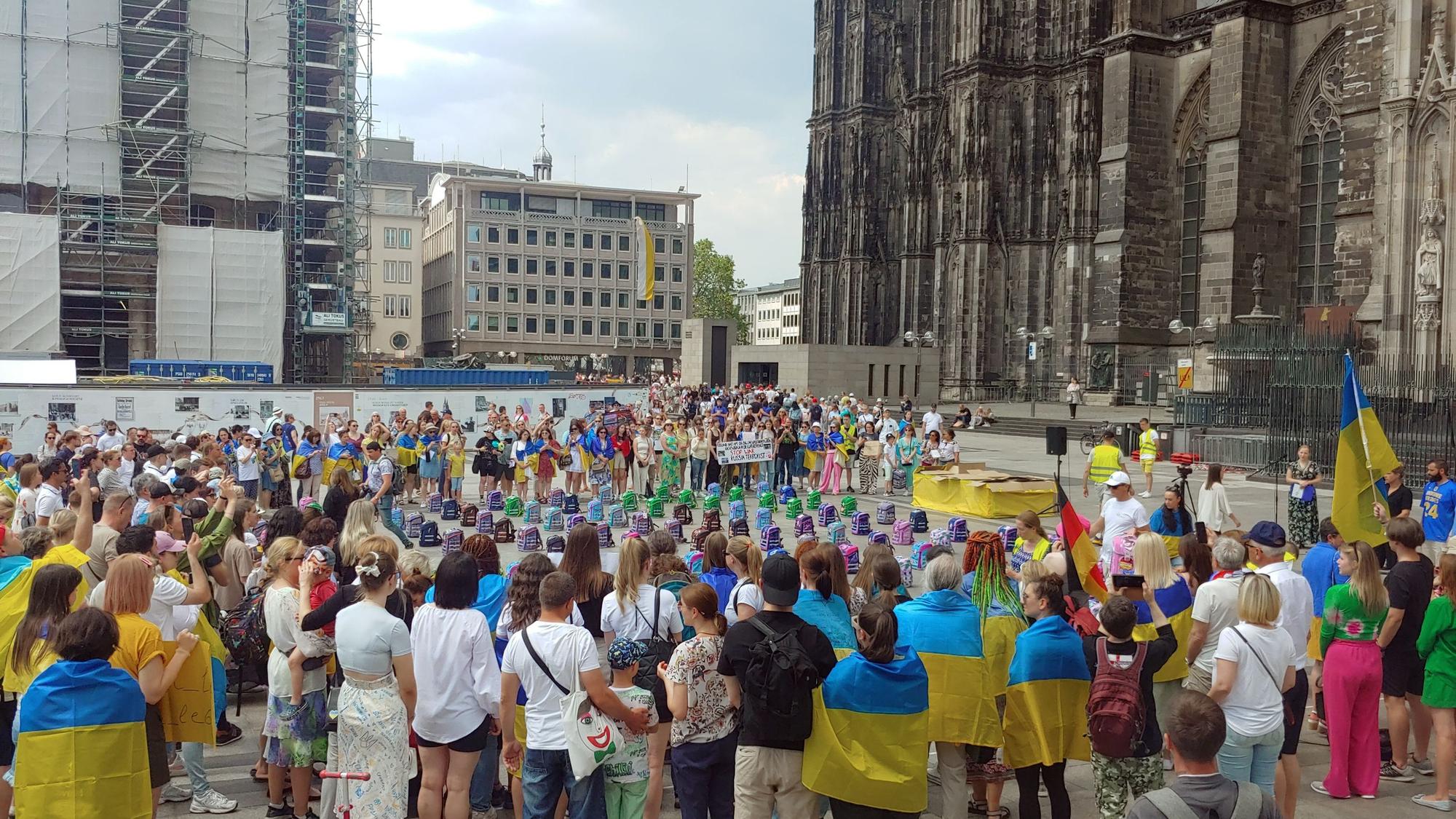 10.6.2023:Kundgebung des Blau-Gelben Kreuzes vor dem Kölner Dom