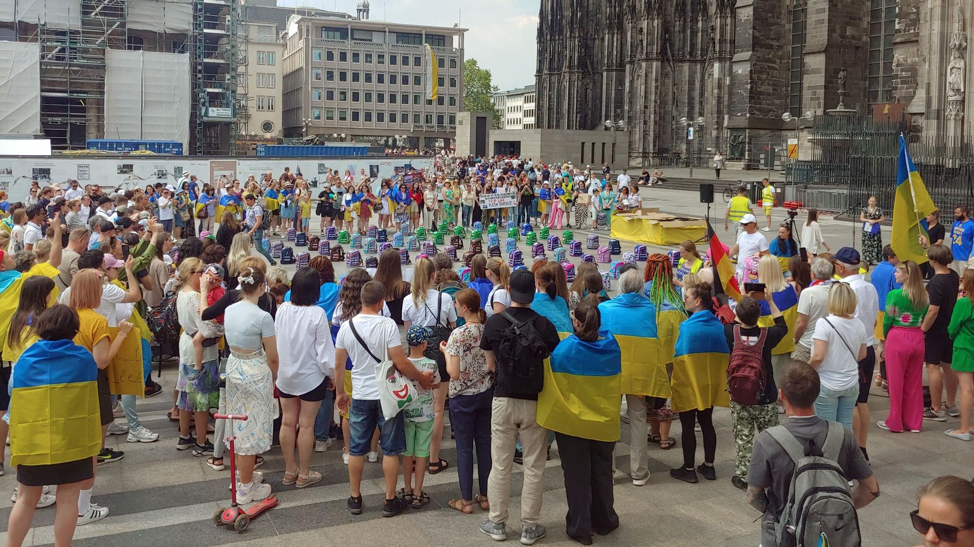 10.6.2023:Kundgebung des Blau-Gelben Kreuzes vor dem Kölner Dom