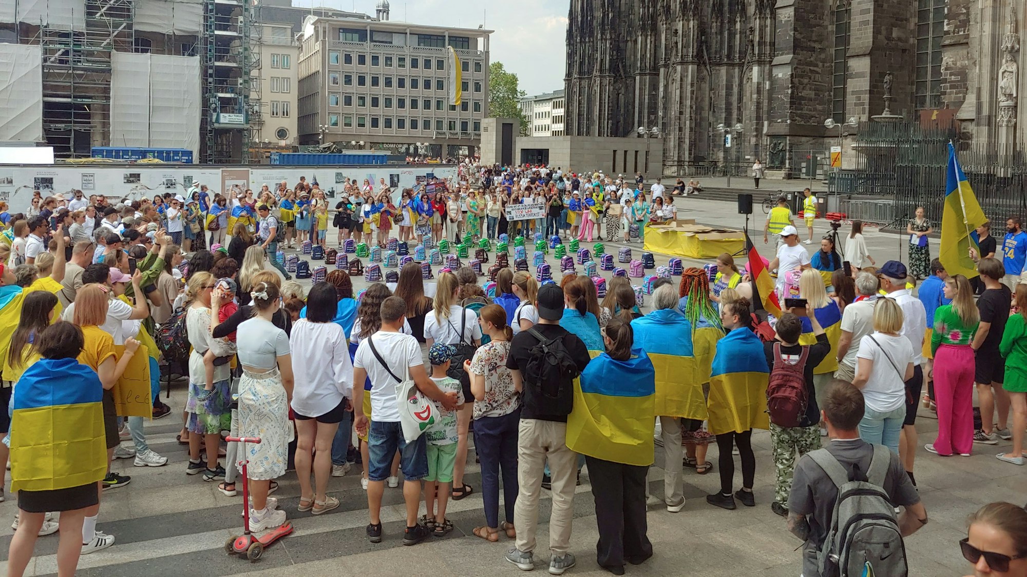 10.6.2023:Kundgebung des Blau-Gelben Kreuzes vor dem Kölner Dom