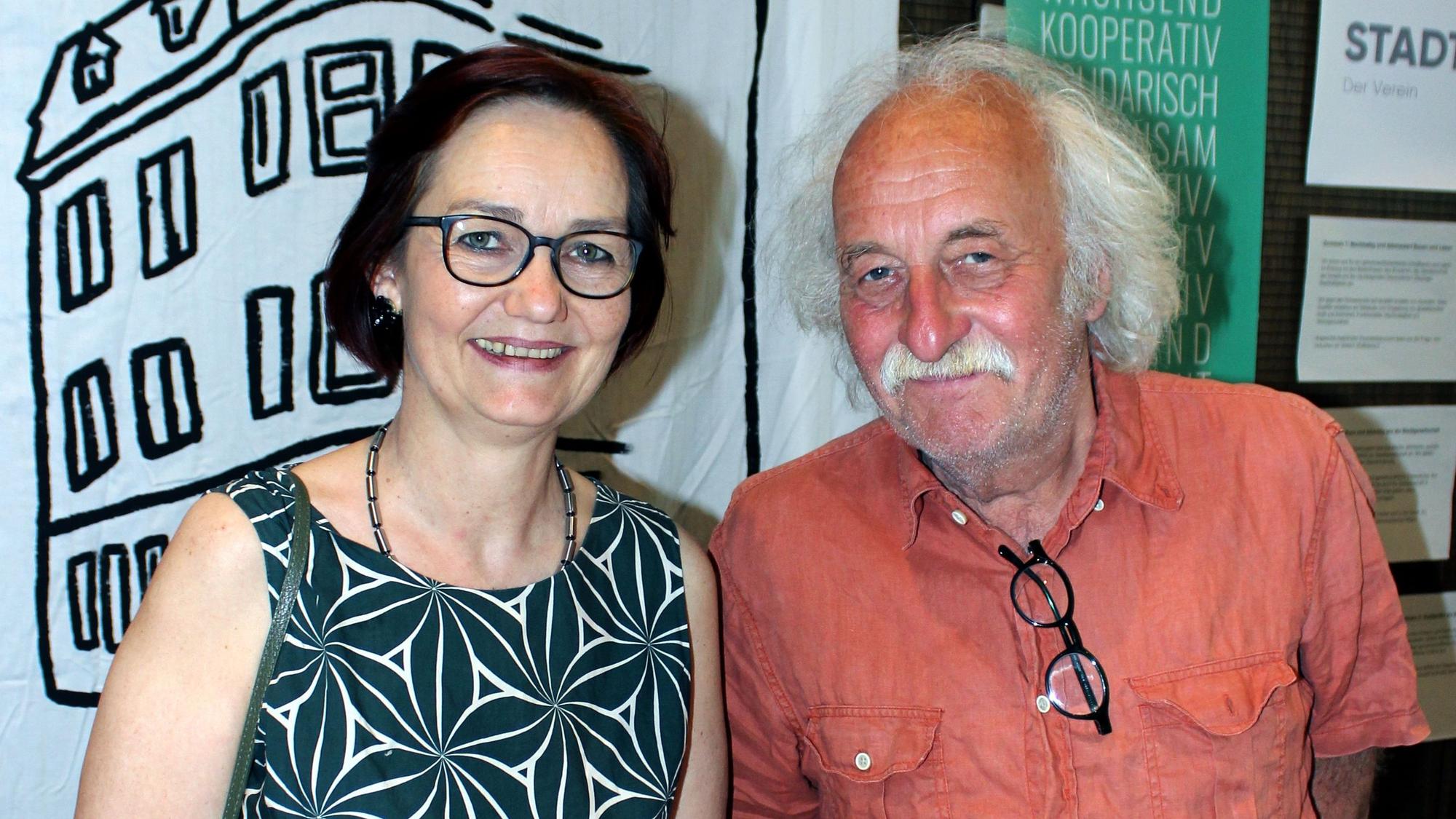 Almut Skriver von der "MitStadtZentrale" und Peter Heinzke vom "Netzwerk für gemeinschaftliches Bauen und Wohnen" schauen in die Kamera.