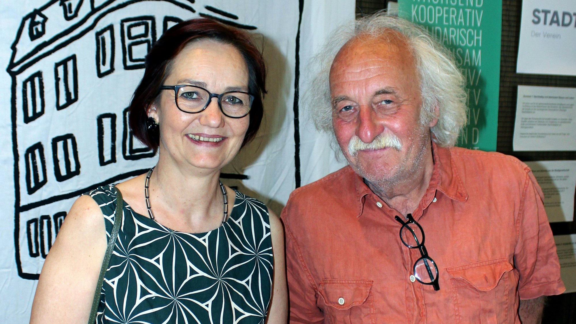 Almut Skriver von der "MitStadtZentrale" und Peter Heinzke vom "Netzwerk für gemeinschaftliches Bauen und Wohnen" schauen in die Kamera.