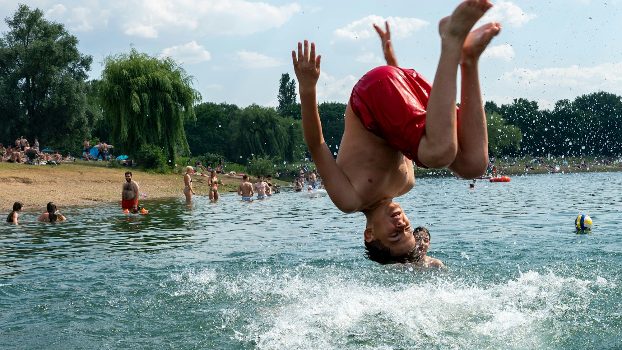 Abkühlung gesucht: Menschen baden im Fühlinger See, wo das Baden eigentlich verboten ist.