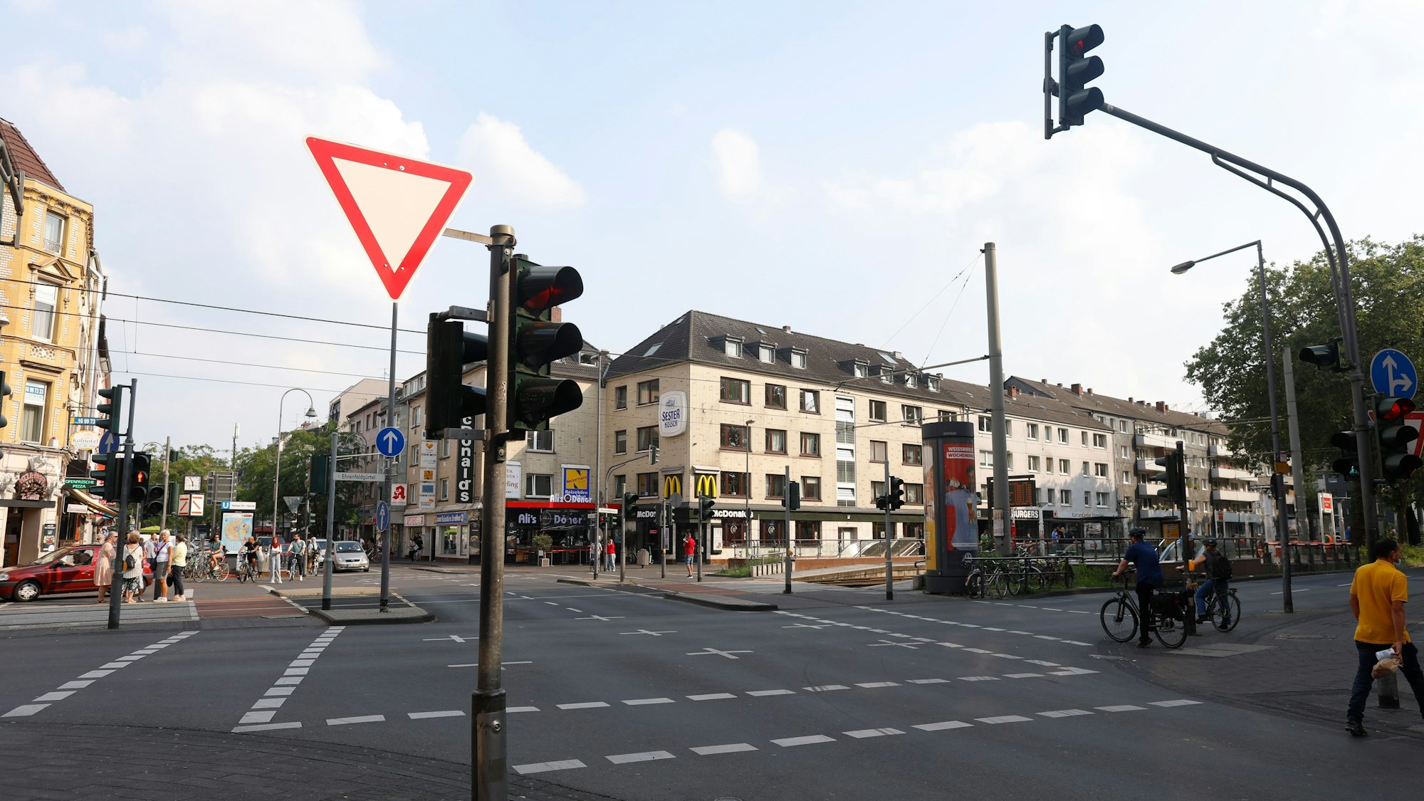 Das Bild zeigt die Kreuzung Venloer Straße / Ehrenfeldgürtel in Köln-Ehrenfeld.