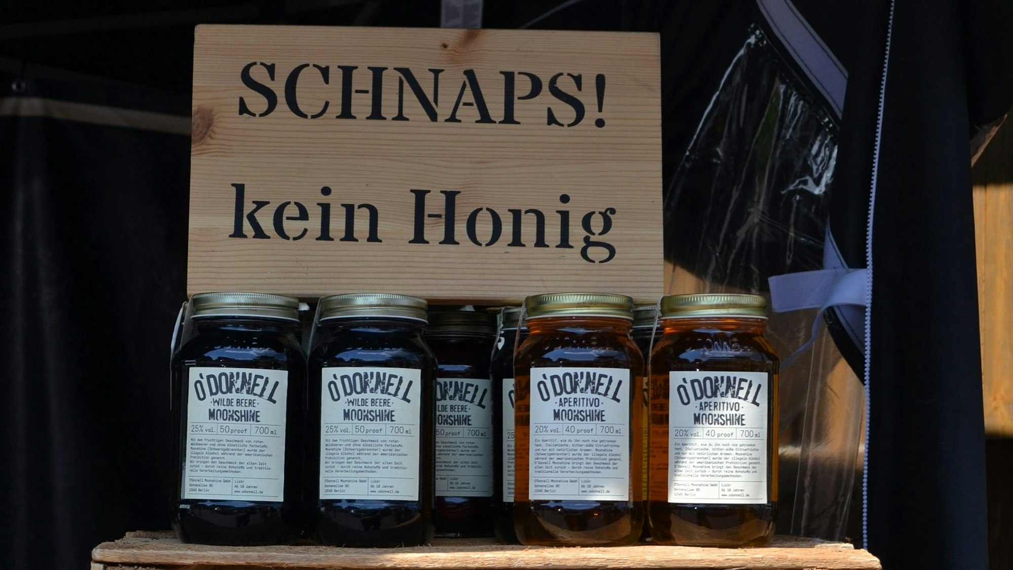 Schnaps abgefüllt in Einmachgläsern.