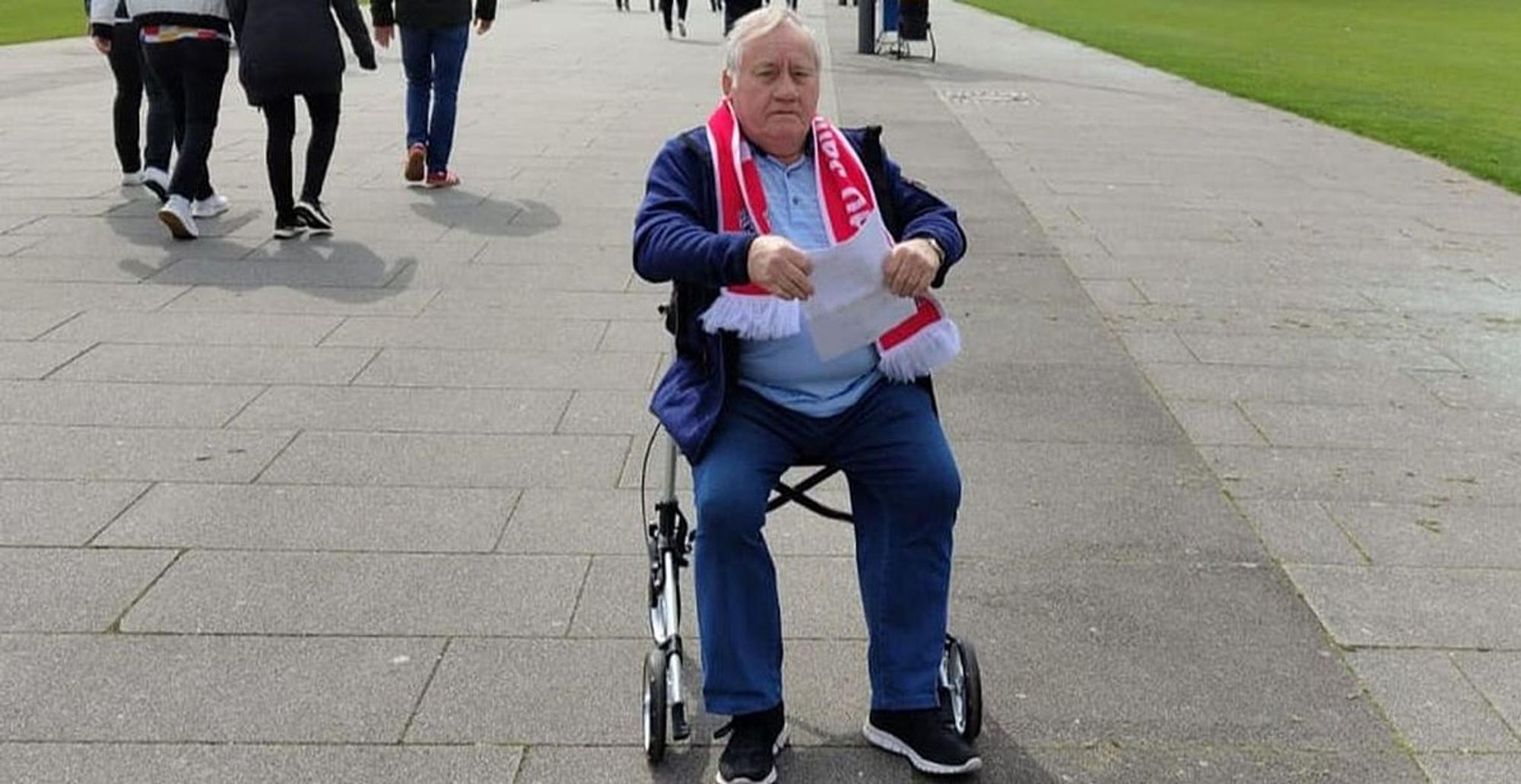 Das Foto zeigt den langjährigen Fußball-Schiedsrichter Willi Hamacher. Weil er nicht mehr so gut zu Fuß ist, greift er auf einen Rollator zurück.