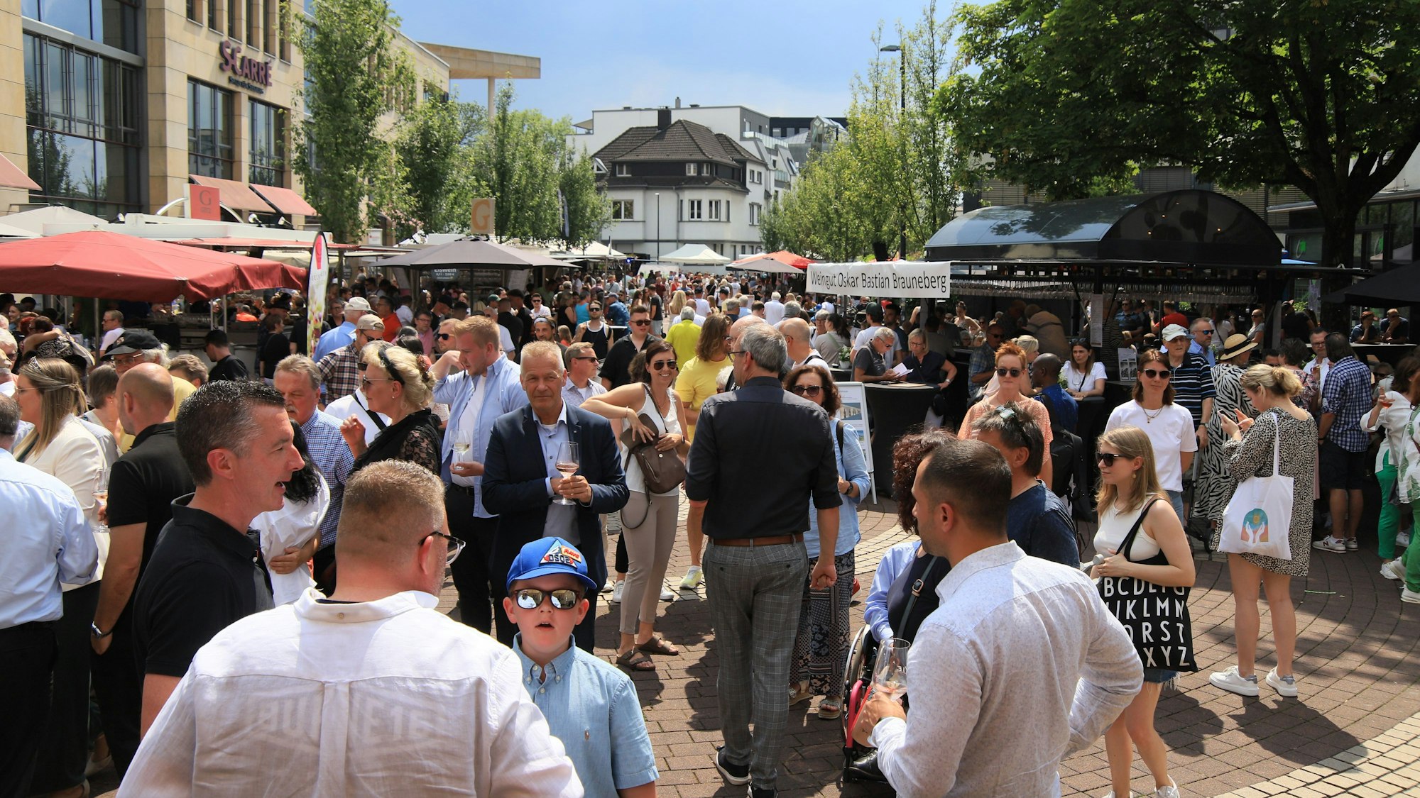 Ordentlich was los beim Weinfest in der Siegburger City.