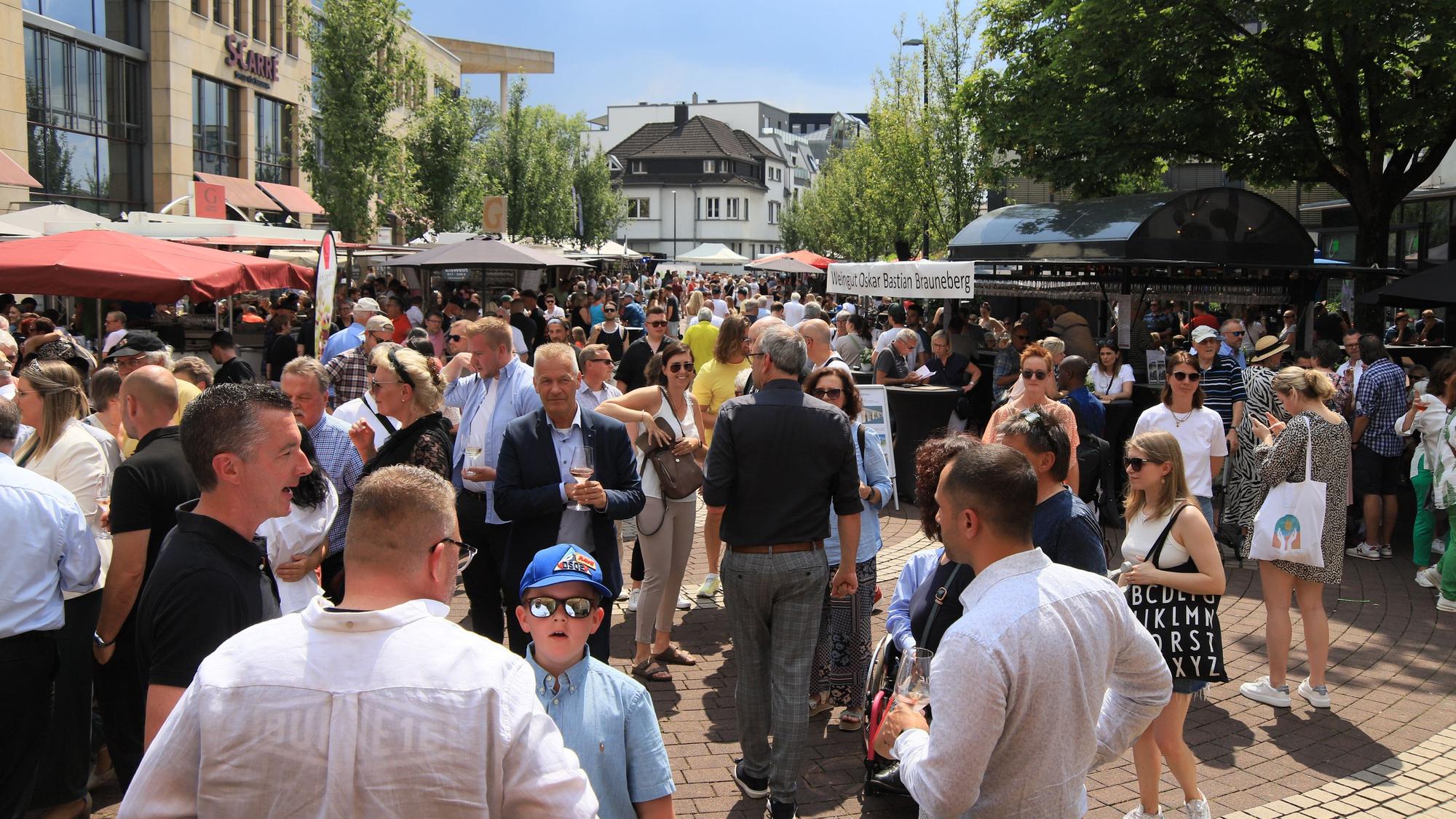 Viele Menschen besuchen ein Weinfest.