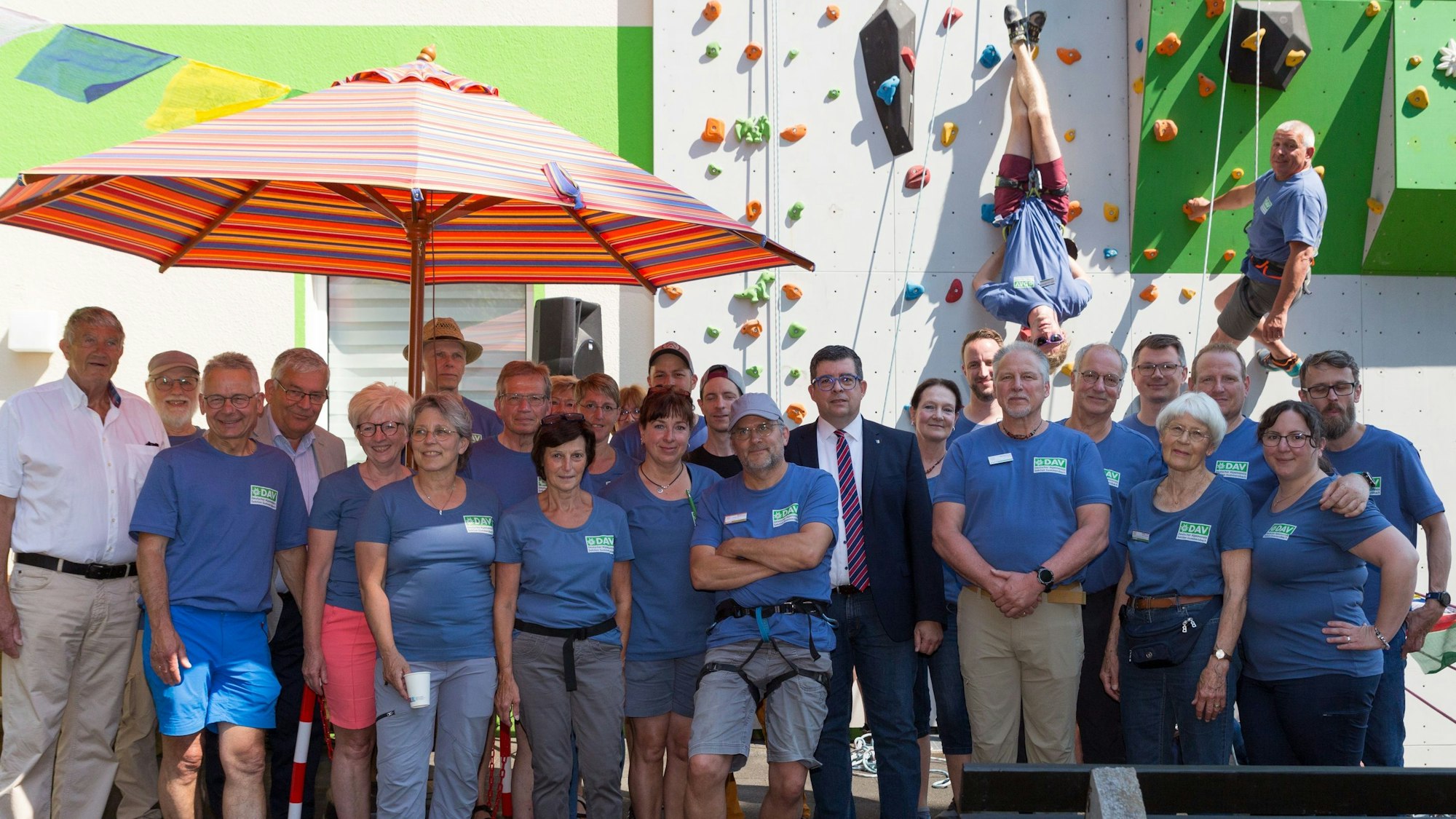 Ein Gruppenfoto vor einer Kletterwand.