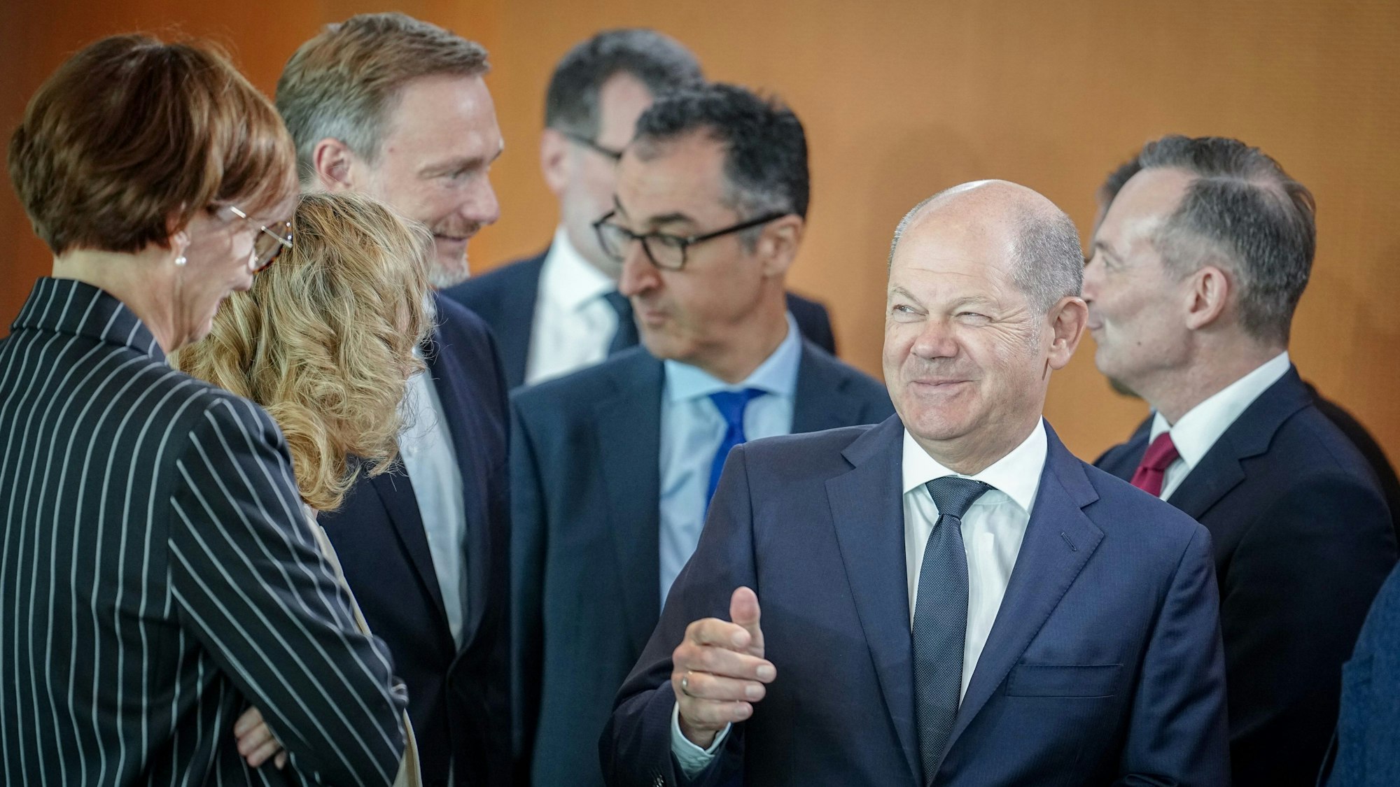 Bundeskanzler Olaf Scholz (2.v.r, SPD) mit Bettina Stark-Watzinger (l-r, FDP), Steffi Lemke (Bündnis 90/Die Grünen), Christian Lindner (FDP), Cem Özdemir (Bündnis 90/Die Grünen) und Volker Wissing (FDP), bei einer Sitzung des Kabinetts.