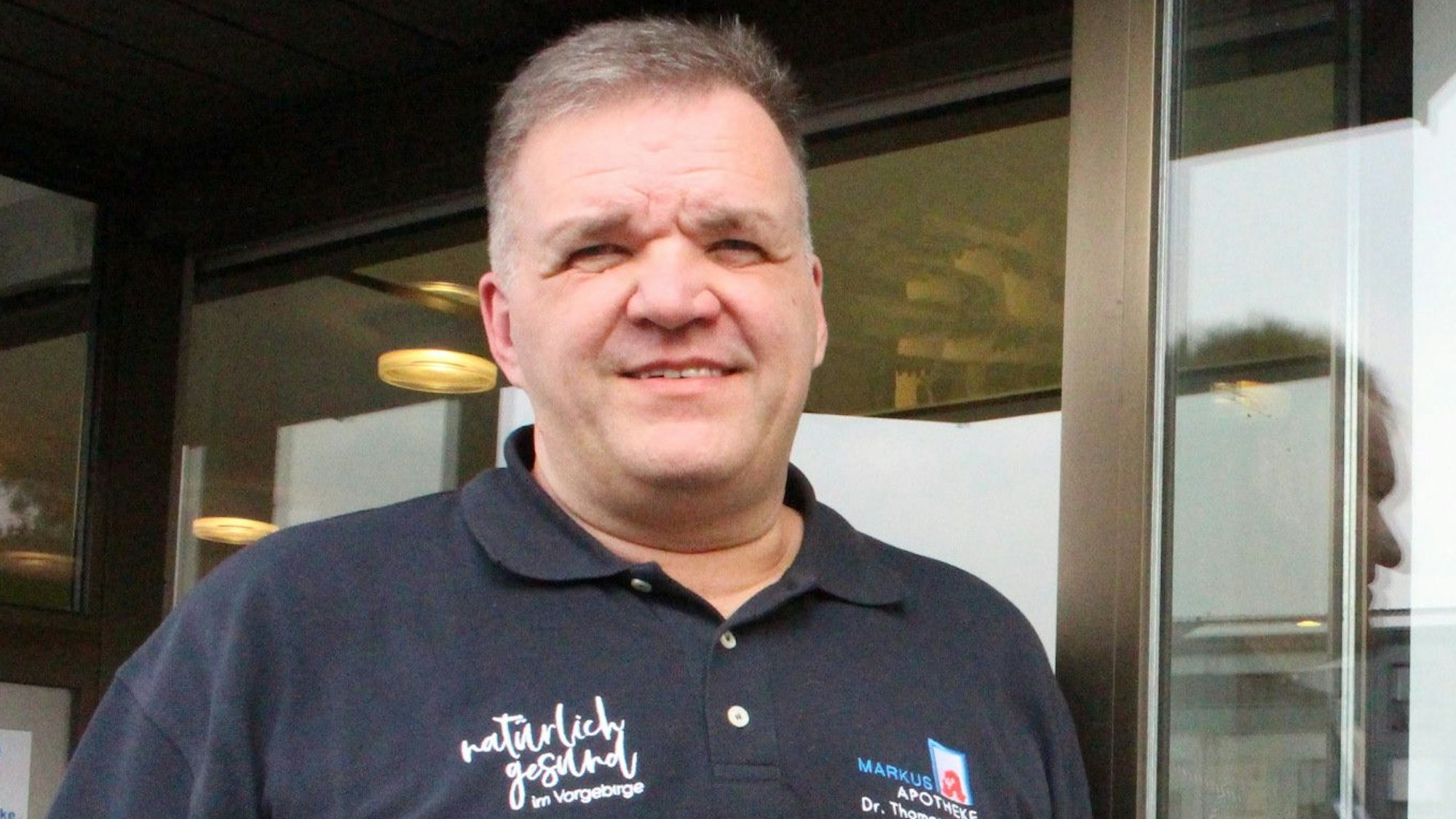 Dr. Thomas Göbel steht vor seiner Apotheke.