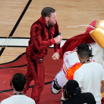 Conor McGregor schlägt „Burnie“, das Maskottchen der Miami Heat, während einer Pause in Spiel 4 der Basketball-NBA-Finals gegen die Denver Nuggets.