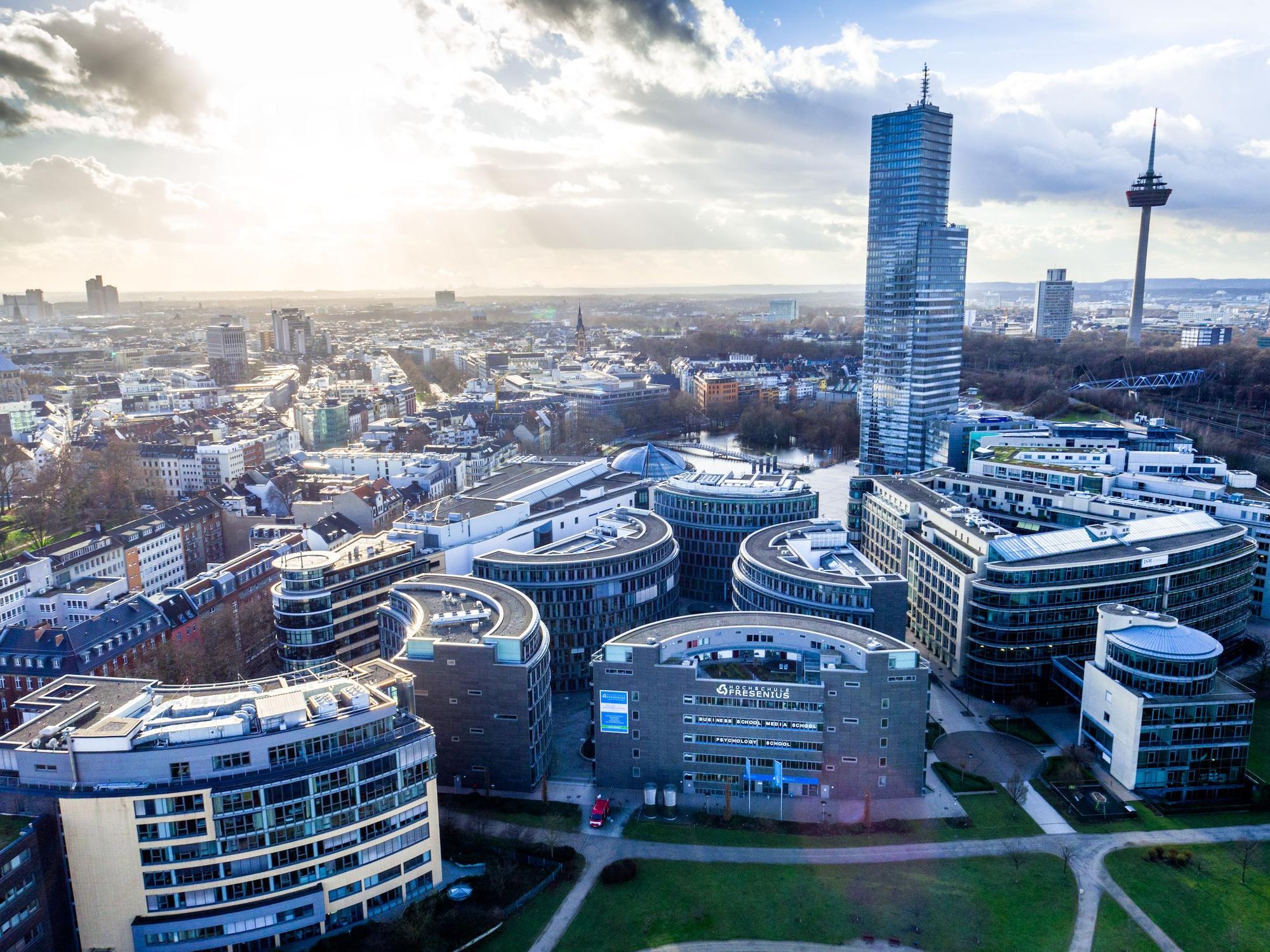 Luftaufnahme der Hochschule Fresenius im Kölner Mediapark.