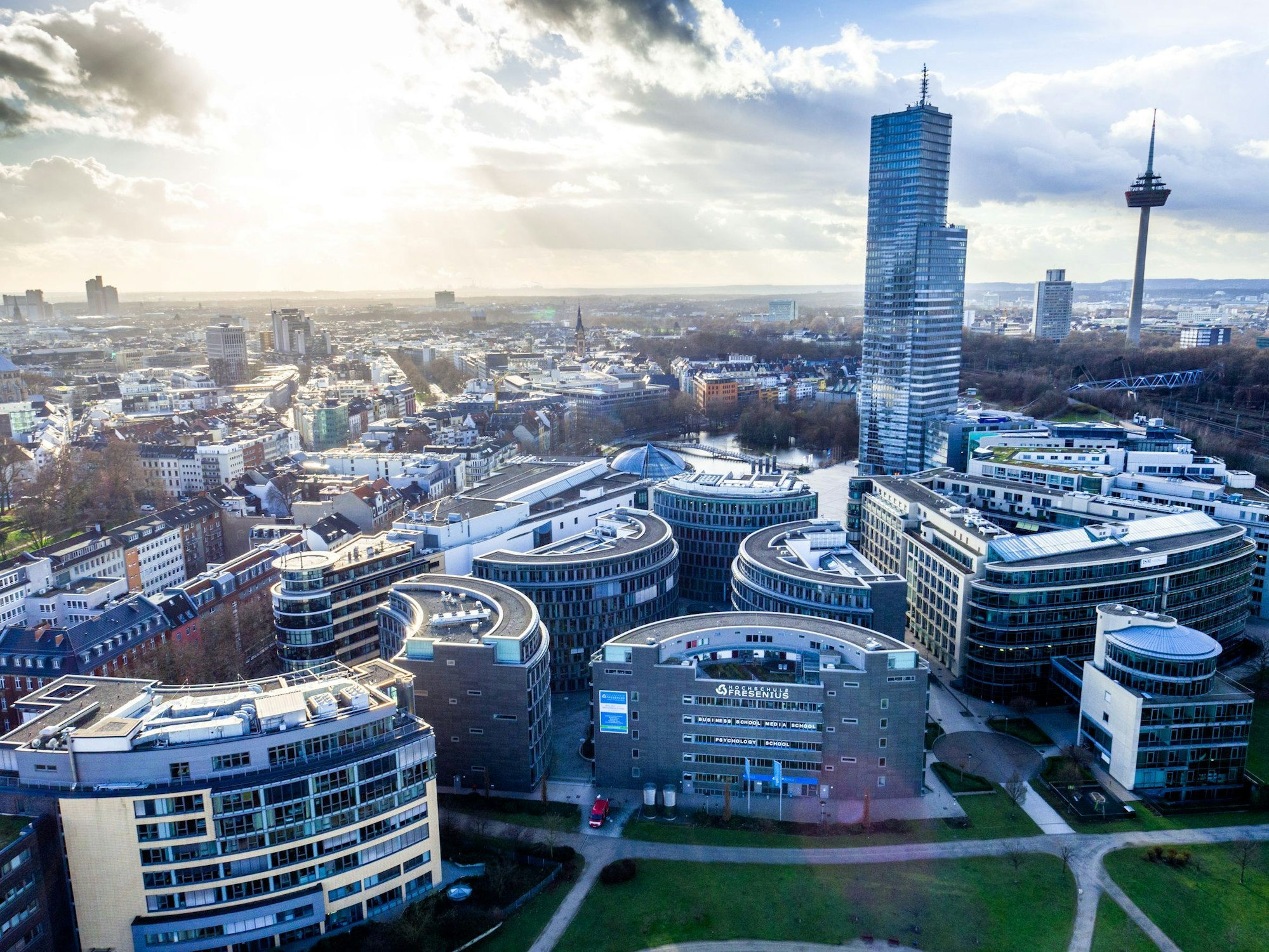Luftaufnahme der Hochschule Fresenius im Kölner Mediapark.