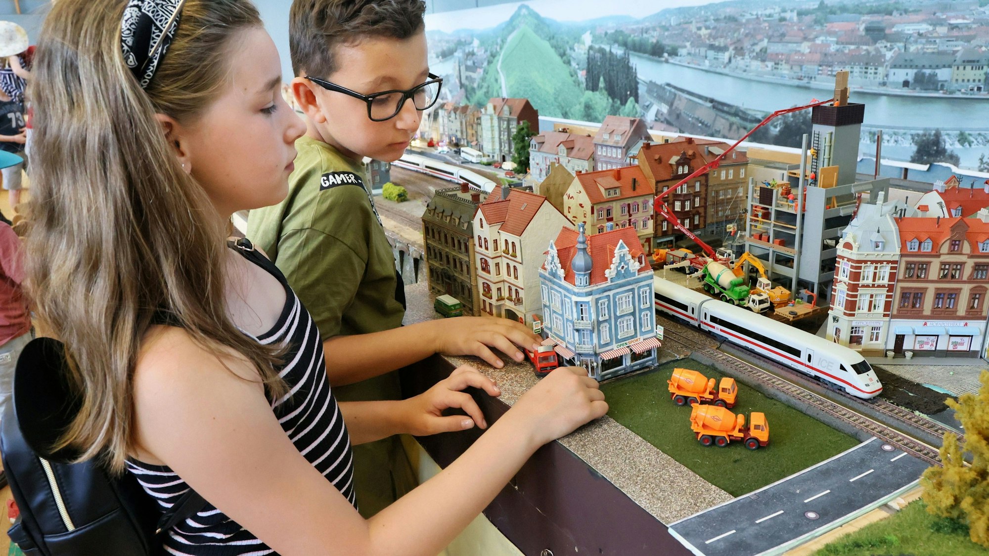 Kinder bei einer Modellbahnausstellung.