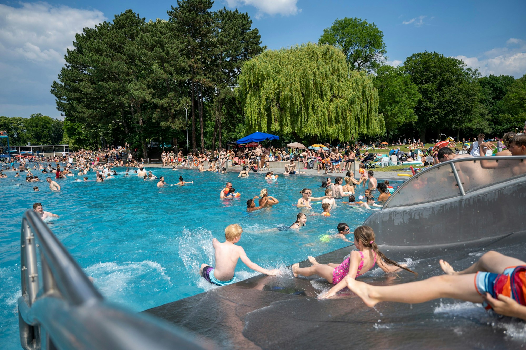 Die Anlaufstelle im Sommer in Köln: Das Stadionbad mit riesigen Freibecken.