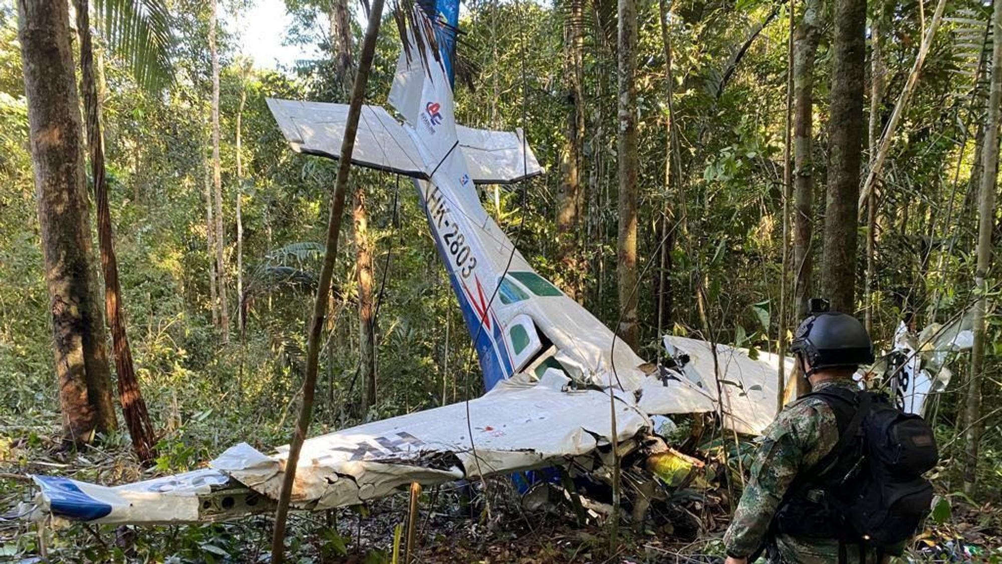 Ein Soldat vor dem Wrack der Cessna C206, die am 18. Mai 2023 im Dschungel von Solano im kolumbianischen Bundesstaat Caqueta abgestürzt ist.
