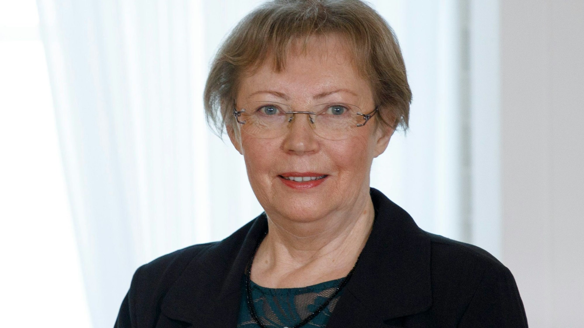 Juliane Diller aus Puchheim, Bayern, zeigt nach der Verleihung durch Bundespräsident Steinmeier im Schloss Bellevue ihren Verdienstorden, den sie als engagierte Umweltschützerin erhielt.