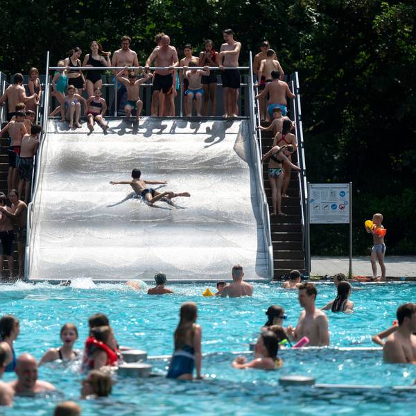 Eine Wasserrrutsche im Stadionbad in Köln-Müngersdorf.