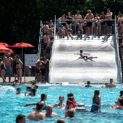 Eine Wasserrrutsche im Stadionbad in Köln-Müngersdorf.