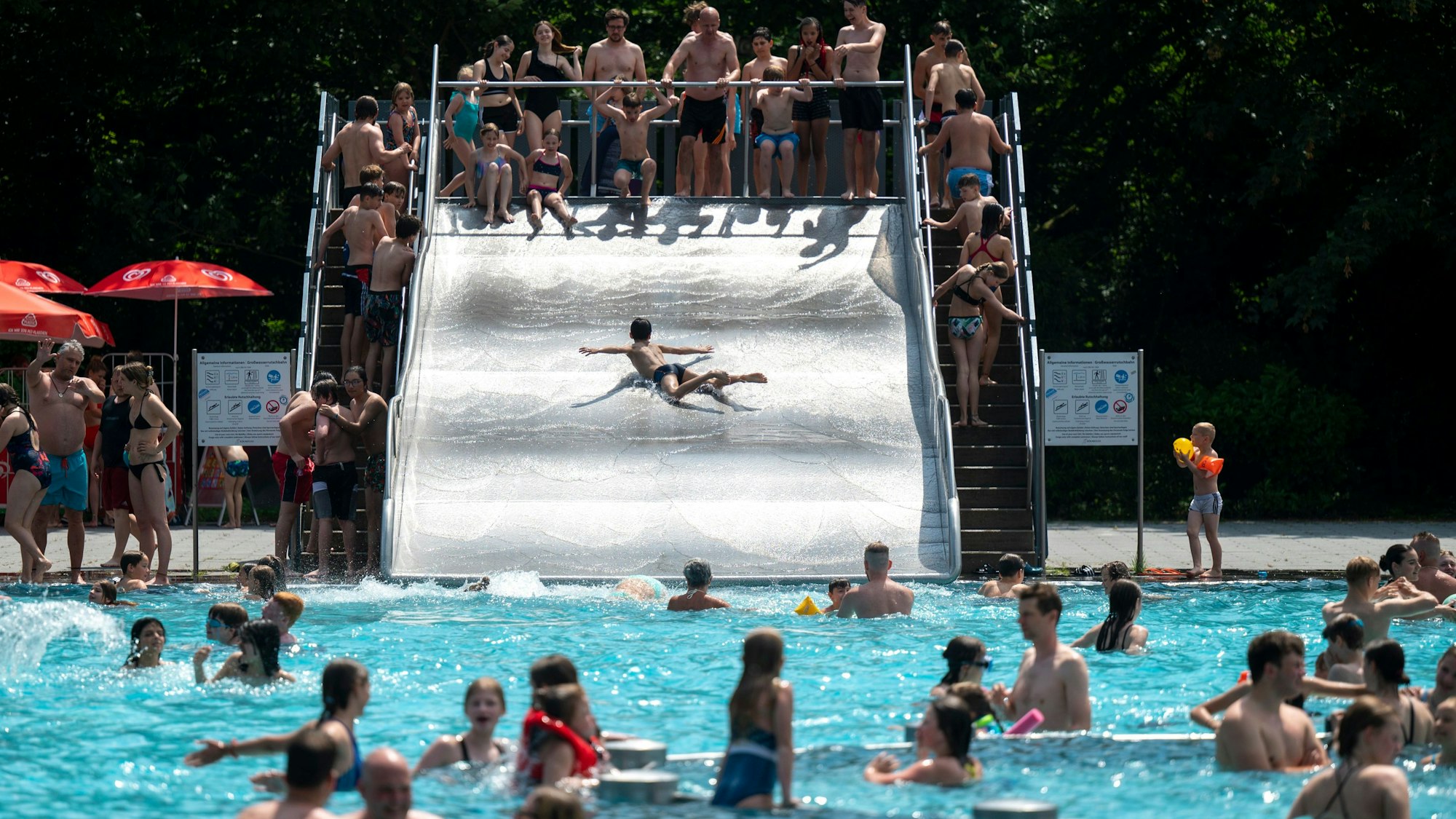 Eine Wasserrrutsche im Stadionbad in Köln-Müngersdorf.