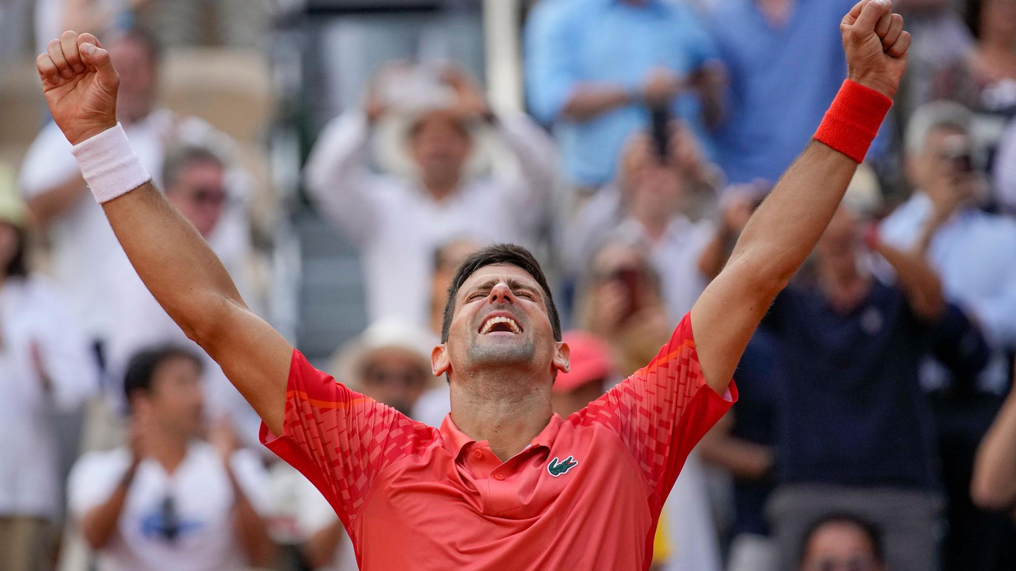 Novak Djokovic feiert den Finalsieg bei den French Open 2023.