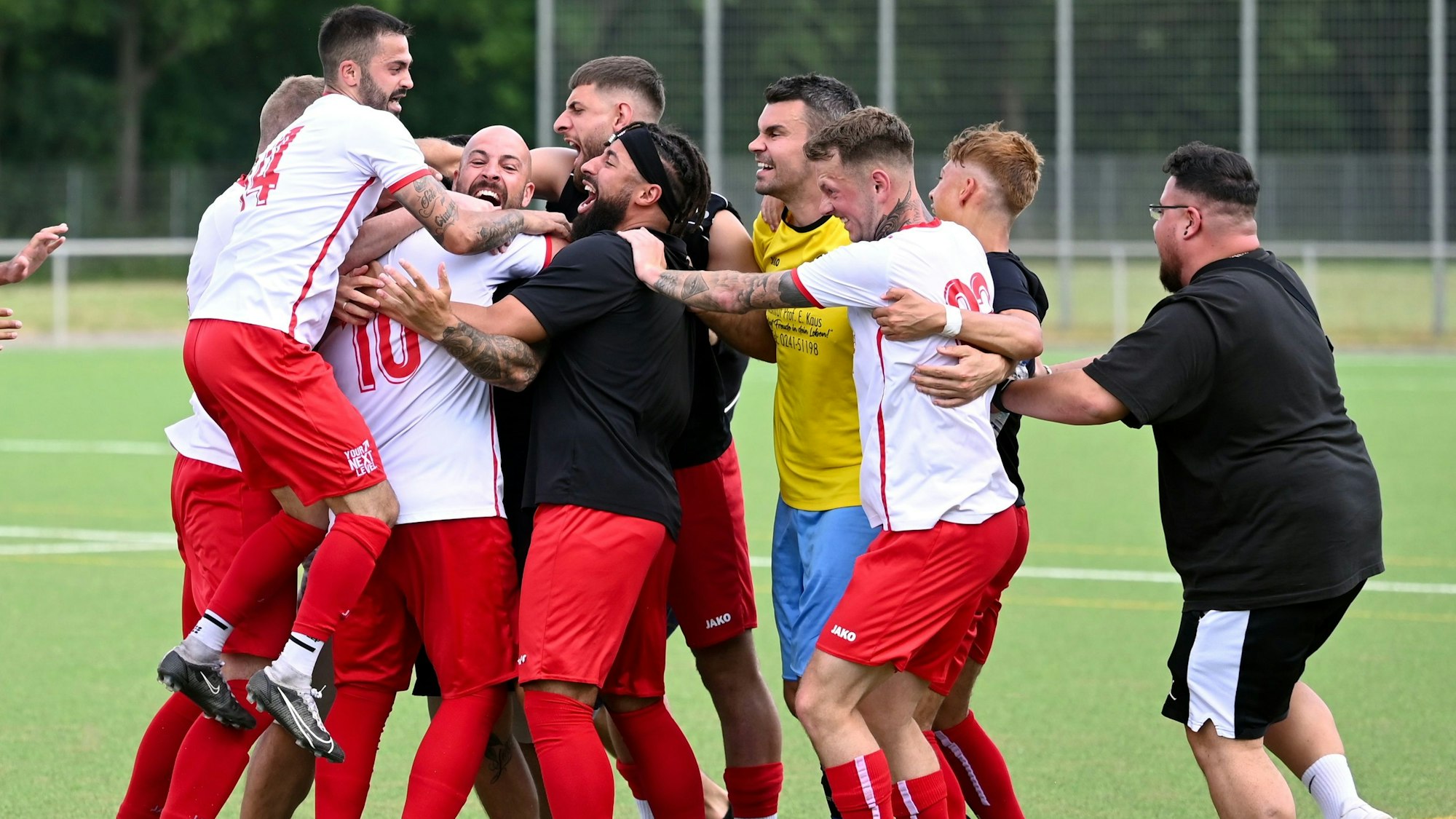 11.06.2023, Fussball-Porz - Endenich
Torjubel bei Porz
Torschütze Tugay Düzelten (10)
Foto: Uli Herhaus