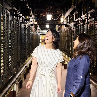 Außenministerin Annalena Baerbock (Grüne, links), besichtigt Ende der Woche einen historischen Schleusenstand des Panama-Kanals.