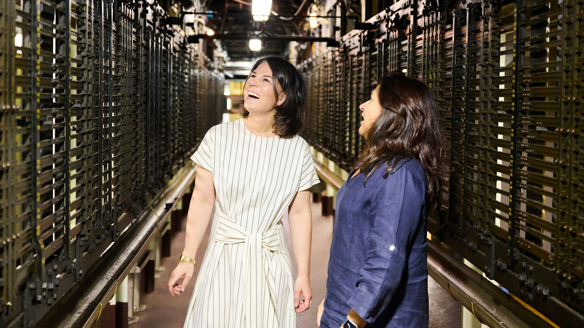 Außenministerin Annalena Baerbock (Grüne, links), besichtigt Ende der Woche einen historischen Schleusenstand des Panama-Kanals.