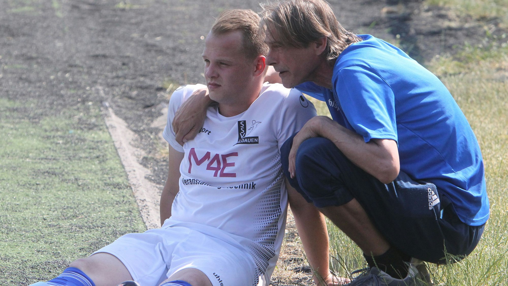Kaldauens Trainer Gerrit Pirotte (rechts) muss seinen Kapitän Jonas Klingelhoefer trösten.