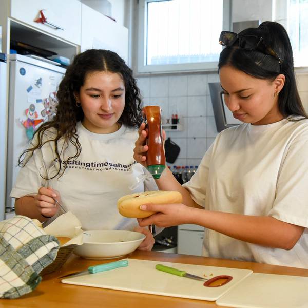 Das Foto zeigt die drei Mädchen Sonmaya, Tugba und Katinka. Sie servierten Speisen und Getränke.
