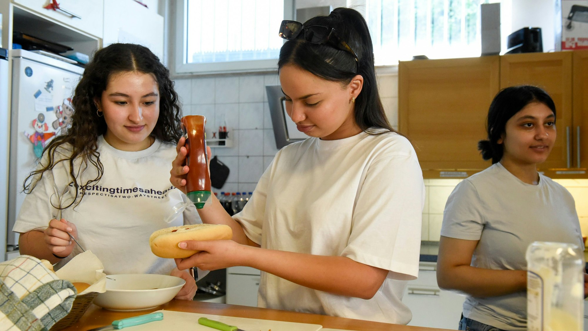Das Foto zeigt die drei Mädchen Sonmaya, Tugba und Katinka. Sie servierten Speisen und Getränke.