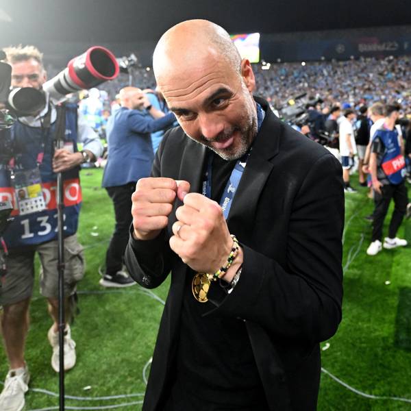 Manchesters Trainer Pep Guardiola jubelt nach dem Spiel.