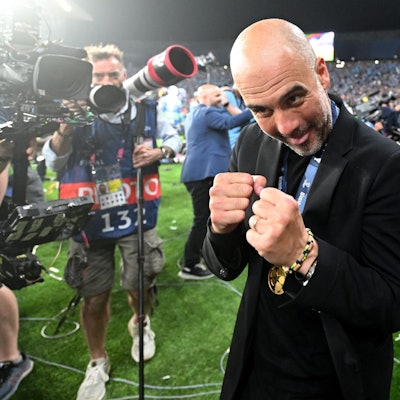 Manchesters Trainer Pep Guardiola jubelt nach dem Spiel.
