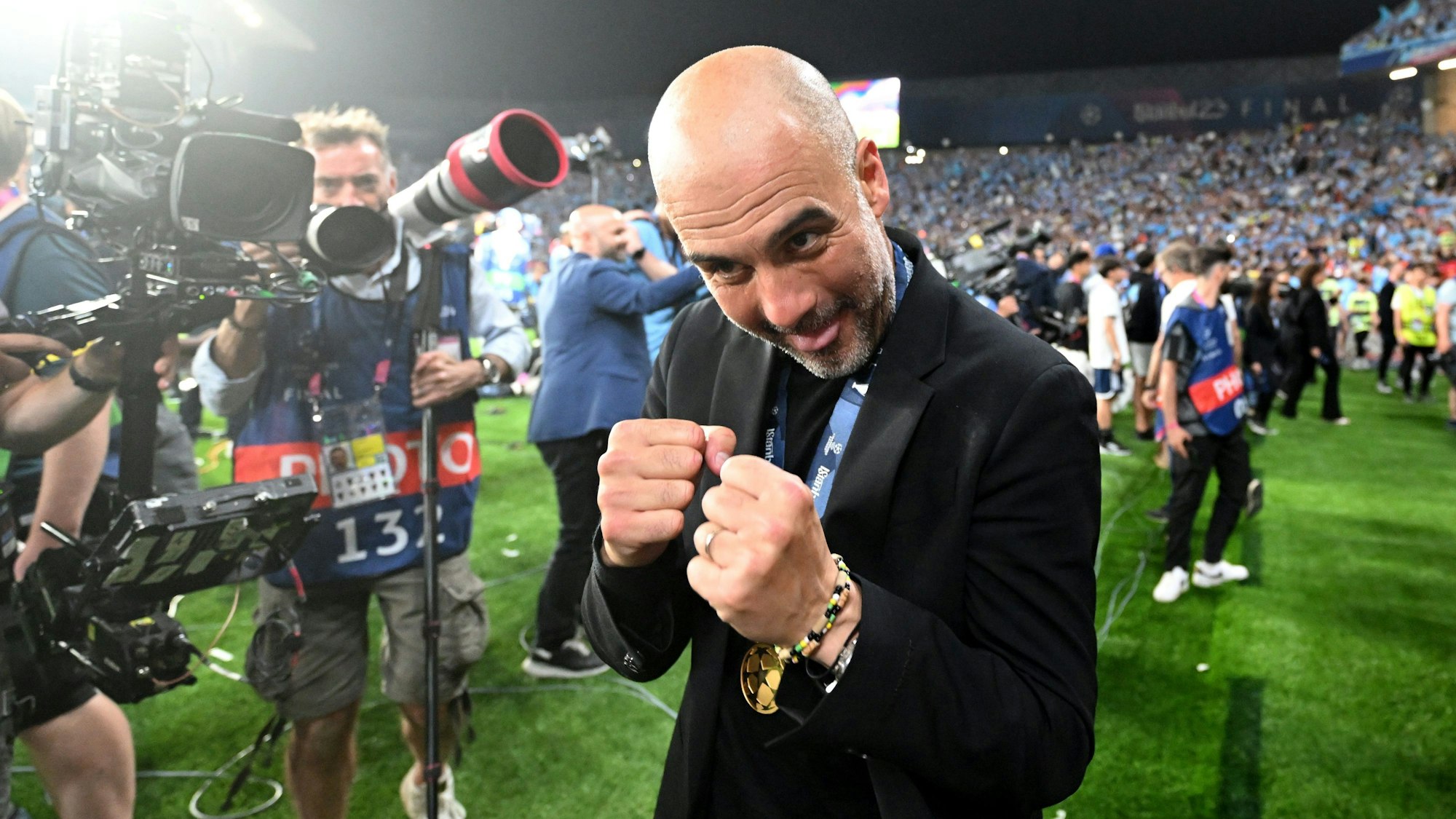 Manchesters Trainer Pep Guardiola jubelt nach dem Spiel.