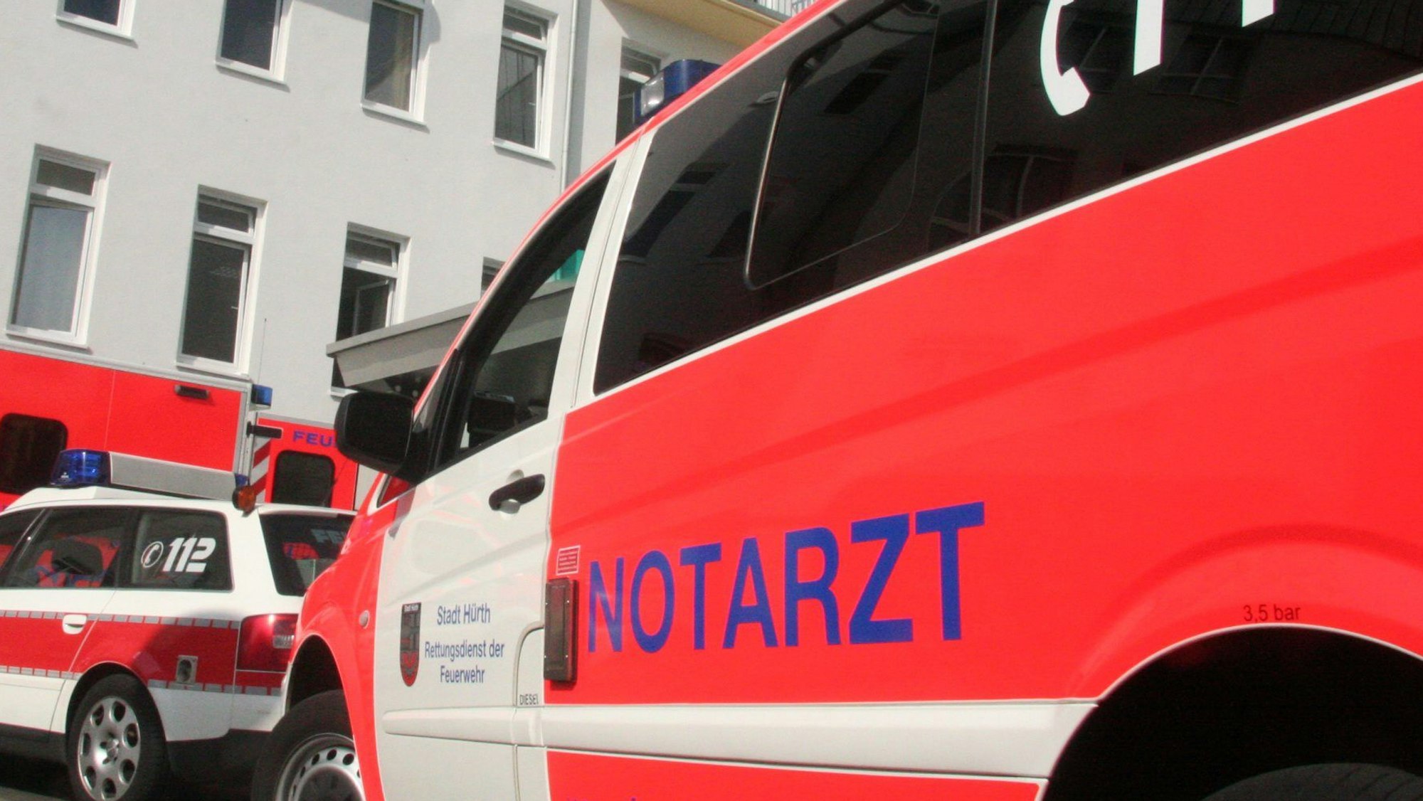 Das Foto zeigt einen Notarztwagen.