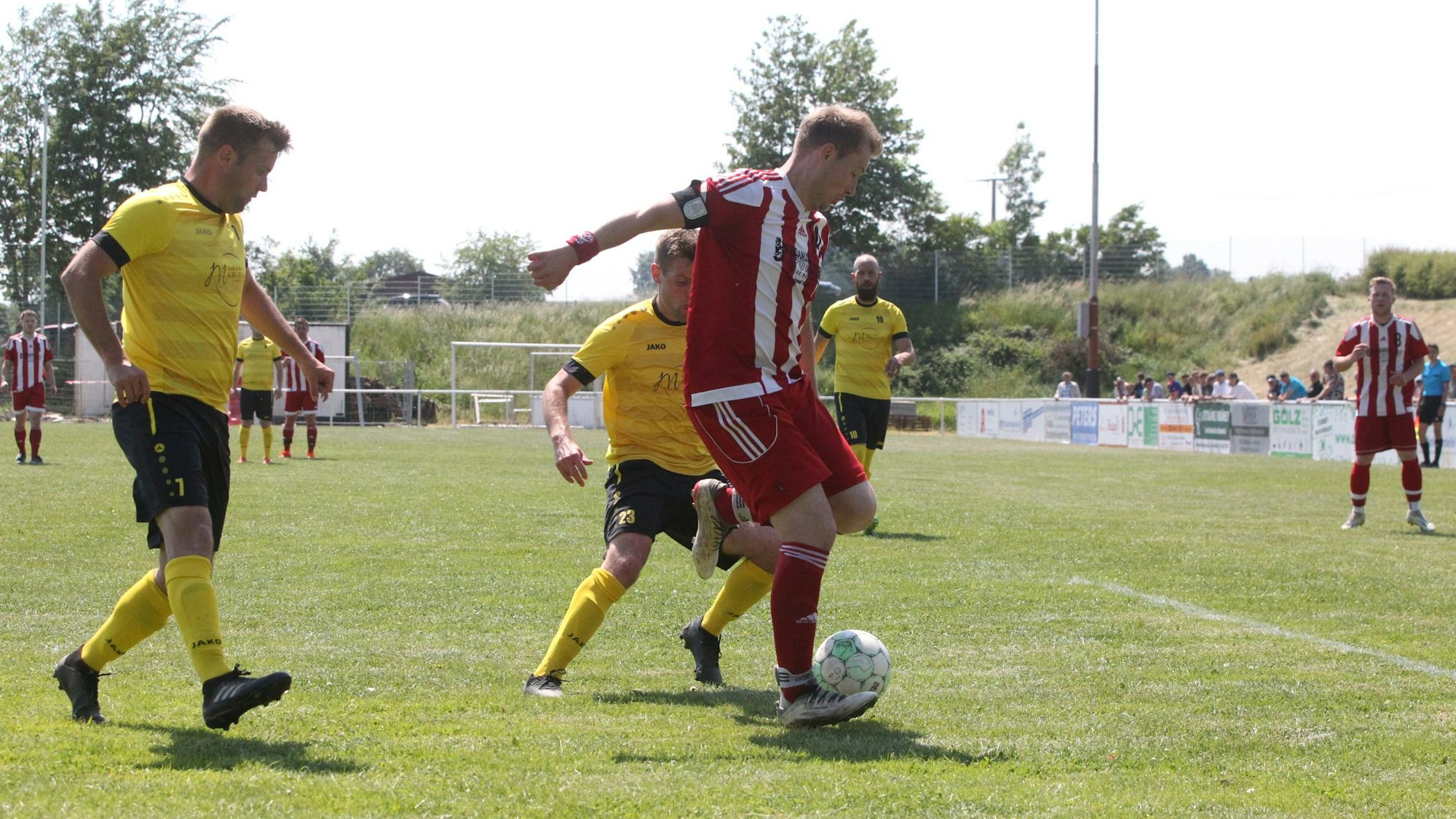 Dreiborns Juri Hermann im Zweikampt mit einem Spieler von Ländchen-Sieberath.