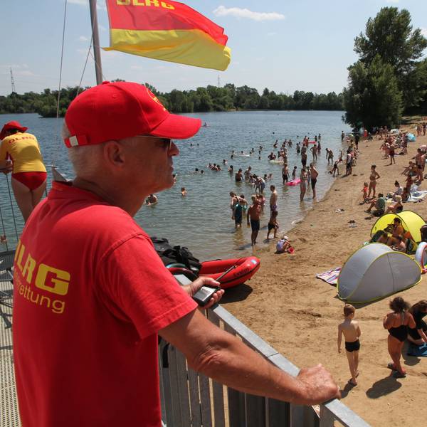 Ein Lebensretter überwacht einen Strand.