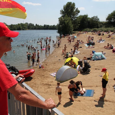 Ein Lebensretter überwacht einen Strand.