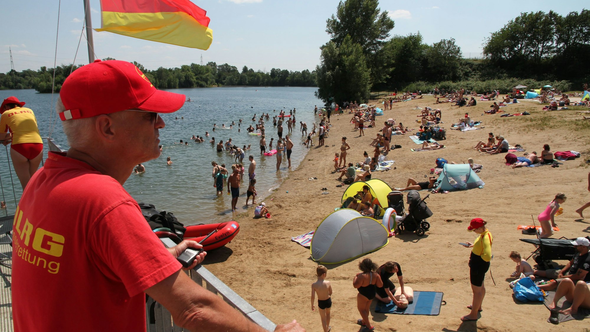 Ein Lebensretter überwacht einen Strand.