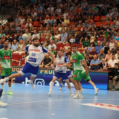 Ein Handball-Kreisläufer setzt zum Sprungwurf auf das Tor an.