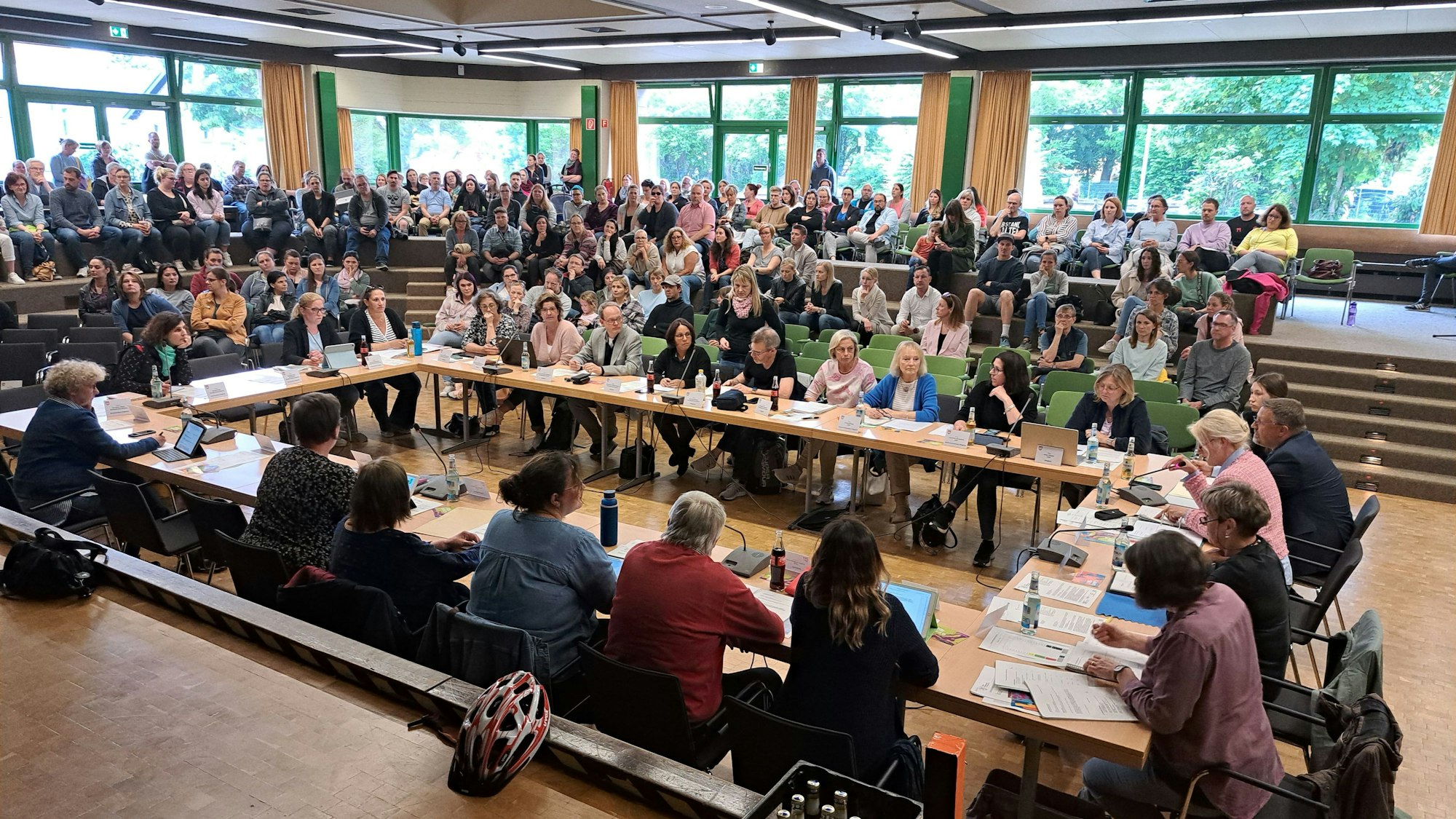 Zahlreiche Zuhörer bei einer politischen Sitzung.